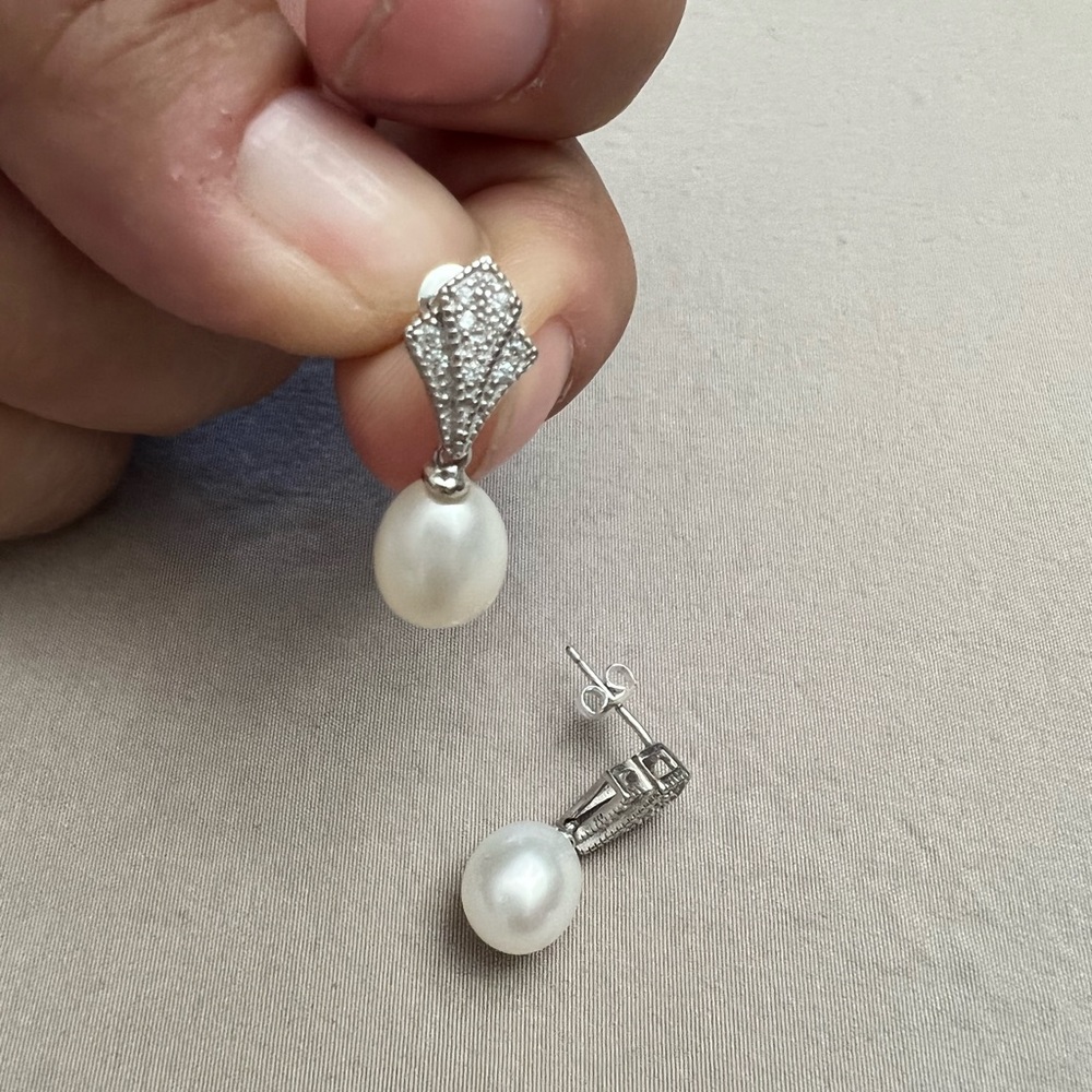 Pearl dangle earrings